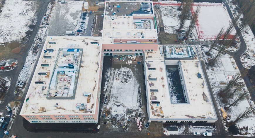 Zaczął się etap robót wykończeniowych. Na placu budowy codziennie pracuje ponad 100 osób. 