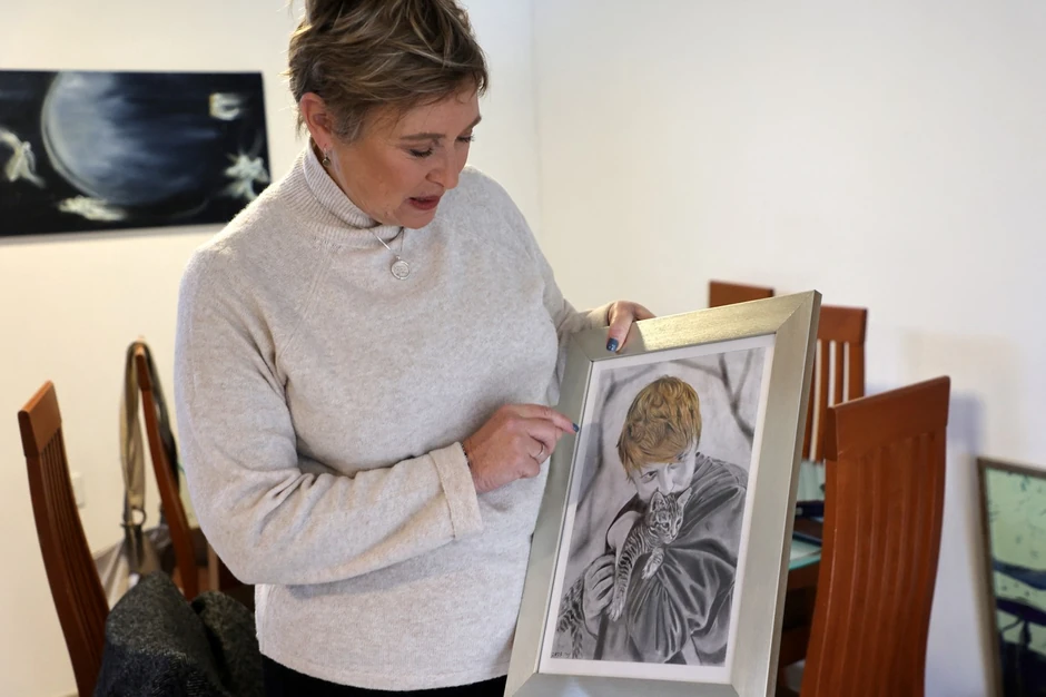 Iris Haim drži sliku svog sina Jotama