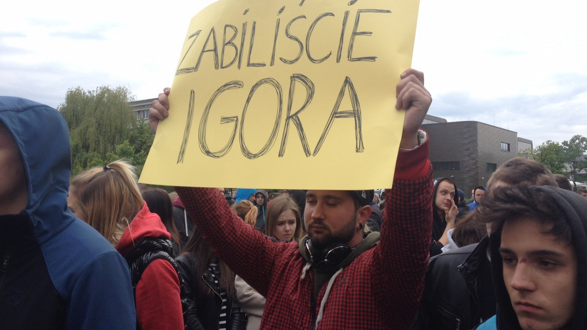 – Śmierć dziecka, w każdej rodzinie, to jest tragedia, którą trudno sobie wyobrazić. Tylko rodzic, który pochował swoje dziecko, wie, co to znaczy. A co dopiero przeżywanie tego cały czas od nowa, przez rok, i oglądanie tych nagrań. Widziałem je może ze sto razy, ale ciągle trudno jest mi patrzeć na ekran, a co dopiero mieć świadomość, że to jest twoje dziecko, kilkanaście minut przed śmiercią – mówi w wywiadzie dla Onetu Wojciech Bojanowski, autor reportażu "Superwizjera" o śmierci Igora Stachowiaka, na co dzień dziennikarz "Faktów" TVN.