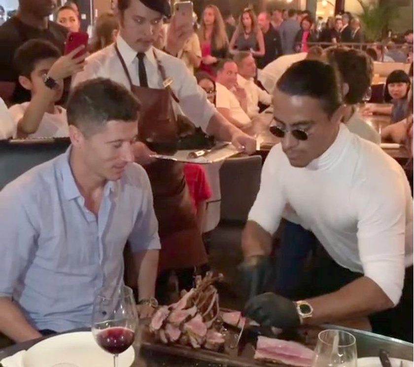 Robert Lewandowski w restauracji w Dubaju