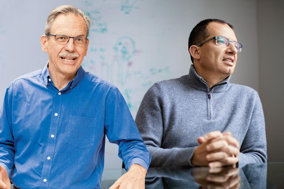 Od lewej: Timothy Springer - profesor immunologii Uniwersytetu Harvarda i pierwszy inwestor Moderny,  Stéphane Bancel - inżynier na Uniwersytecie Paris-Saclay, prezes i największy udziałowiec Moderny