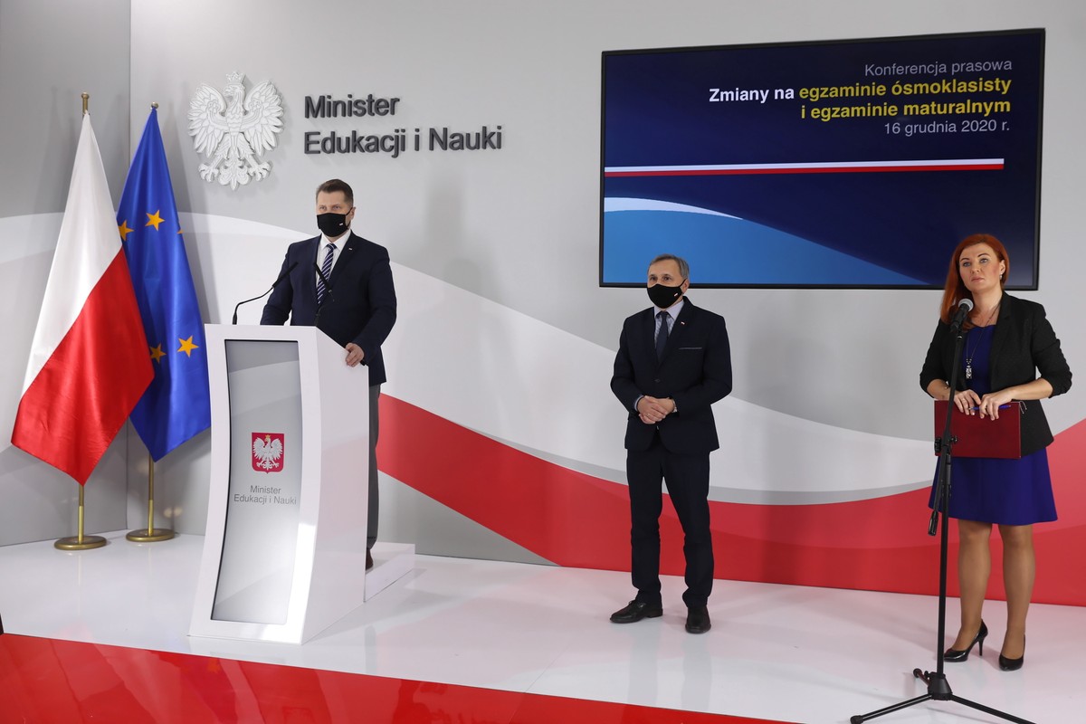 Minister edukacji i nauki Przemysław Czarnekoraz podsekretarz stanu w resorcie edukacji Maciej Kopeć i rzecznik Anna Ostrowska