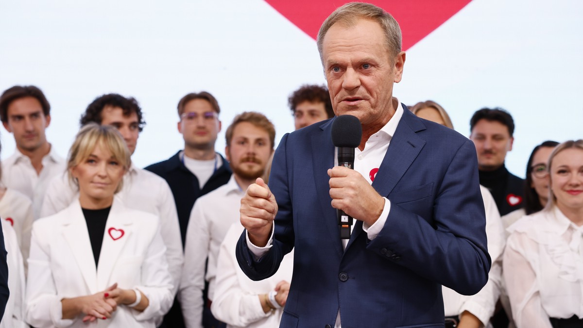 Donald Tusk podczas wieczoru wyborczego w sztabie Koalicji Obywatelskiej