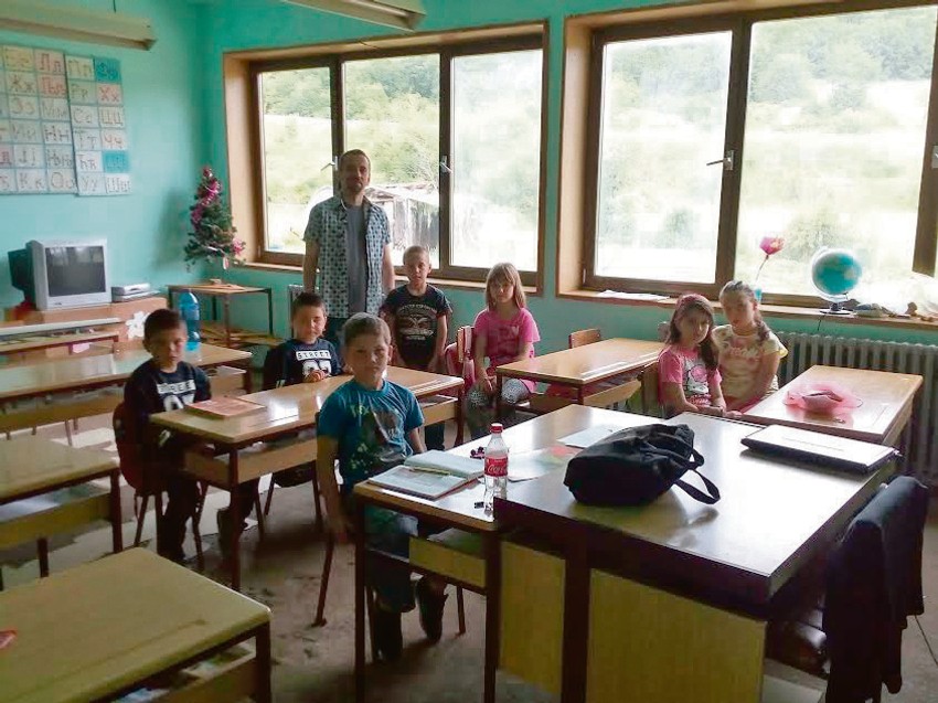 Učenici sa učiteljem Sašom Stojilkovim