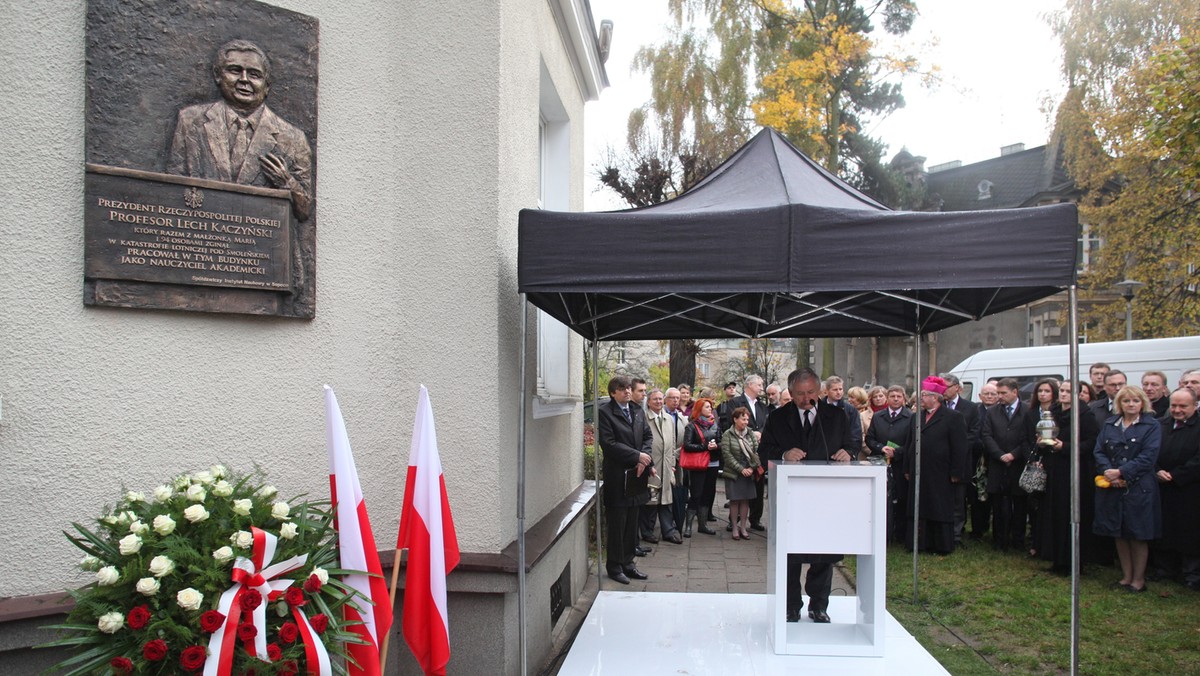 Tablicę upamiętniającą prezydenta Polski Lecha Kaczyńskiego odsłonięto na fasadzie budynku w Sopocie, gdzie przez 15 lat, specjalizując się w prawie pracy, pracował jako nauczyciel akademicki Uniwersytetu Gdańskiego. Podczas odsłonięcia przemawiał brat tragicznie zmarłego prezydenta Jarosław Kaczyński, który przyznał, że "jest szczególnie wzruszony" odbywającą się uroczystością.