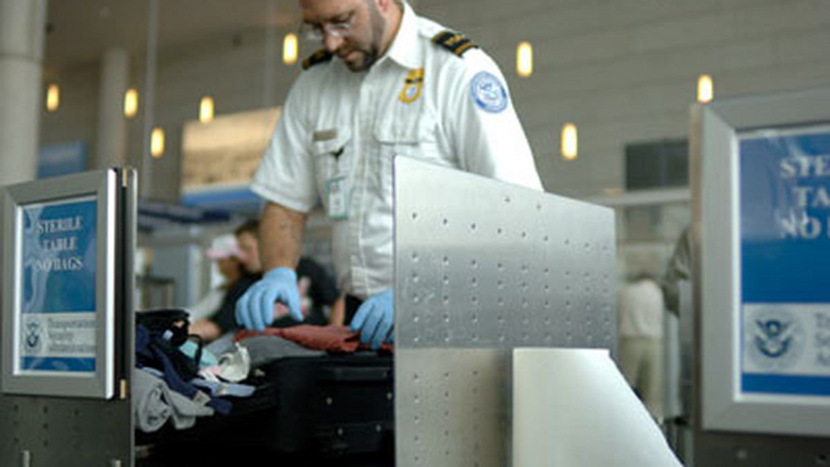 Czy służbom bezpieczeństwa na lotniskach chodzi jedynie o to, by uprzykrzyć nam życie?