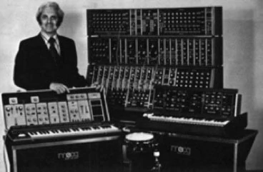 Robert Moog i (od lewej) syntezatory Moog Sonic 6, Moog modular 55, Moog 1130 oraz Minimoog. fot. Wikimedia Commons.