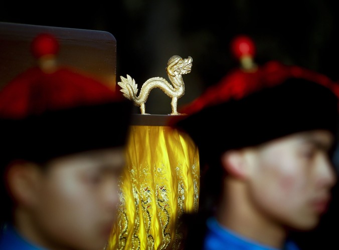 Aktorzy przebrani w tradycyjne kostiumy z czasów cesarstwa biorą udział w uroczystościach w Świątyni Ziemi w Pekinie