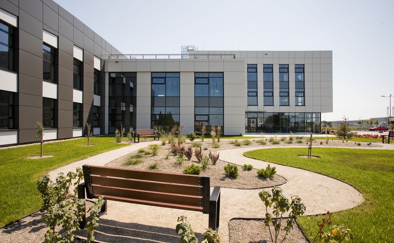 Wokół budynku posadzono roślinność, która naturalnie występuje w tej szerokości geograficznej – nie wymaga (dodatkowego) podlewania, nawet w okresach intensywnego nasłonecznienia. Dzięki temu ograniczono zużycie wody.<br>
Ścieżki wokół obiektu wyłożono białą kostką brukową, aby nie powstawały tzw. wyspy ciepła, by różnica 
temperatur między obszarem wokół budynku a okolicznymi terenami była jak najmniejsza. Dzięki temu nie trzeba dodatkowo schładzać obiektu.