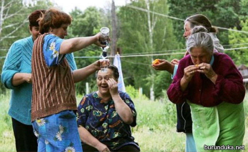 Бабушка бухает. Старушки пьют. Пьющая бабка. Пьющие бабушки.