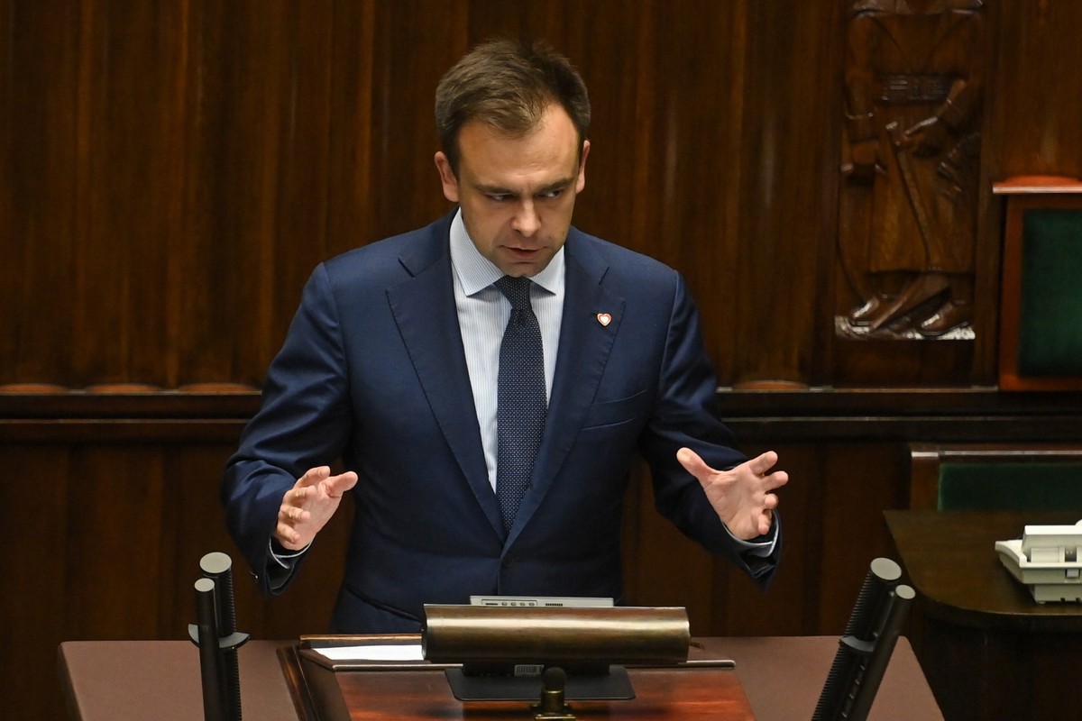 Minister finansów Andrzej Domański na sali Sejmu, w Warszawie. Sejm kontynuuje trzydniowe posiedzenie. Niższa izba parlamentu zajęła się m.in. rządowym projektem ustawy o zmianie ustawy o finansach publicznych oraz niektórych innych ustaw