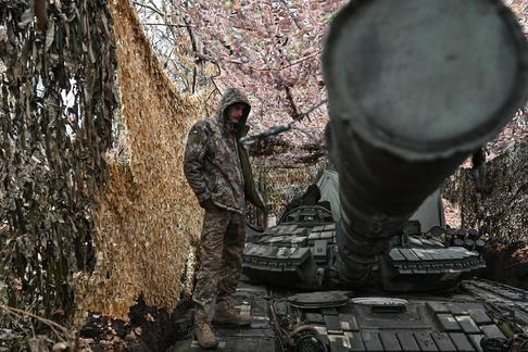Ukraiński żołnierz stoi na czołgu T-64 na linii frontu w obwodzie zaporoskim w Ukrainie, 3 listopada 2023 r.