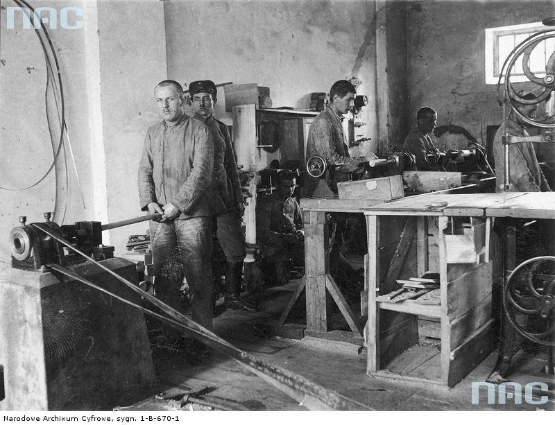 Więźniowie przy pracy na tokarkach. Więzienie w Kaliszu. Lata 1927-1928.