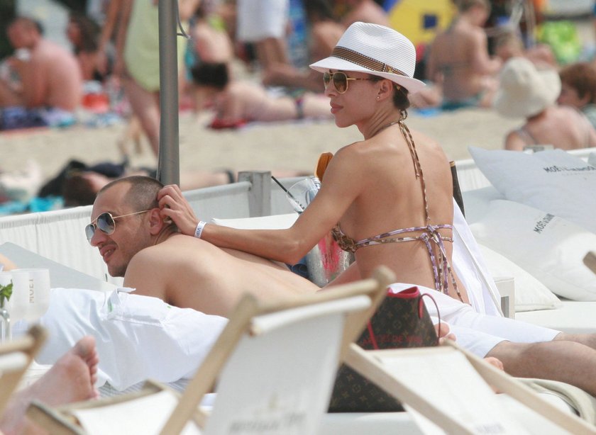 Ewa Chodakowska na plaży z mężem