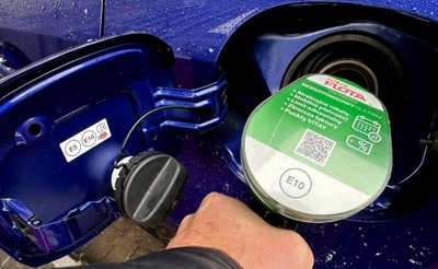 Nowe paliwo E10. Tych aut lepiej nim nie tankuj [LISTA]