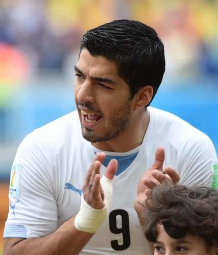 Luis Suarez. Urugwajski piłkarz został zdyskwalifikowany na cztery miesiące za ugryzienie swojego rywala podczas mundialu w Brazylii. Trybunał Arbitrażowy podtrzymał dyskwalifikację.