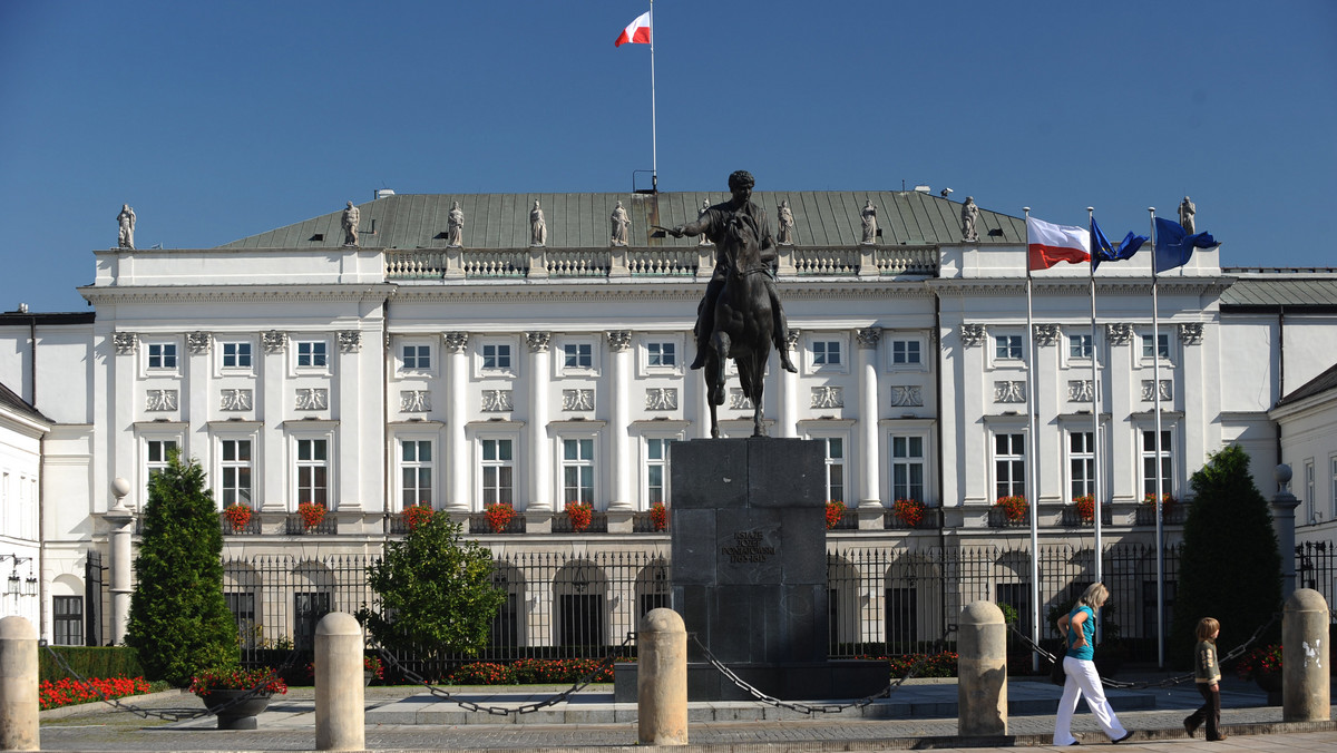 Policja usunęła barierki sprzed Pałacu Prezydenckiego, bo uważa, że nie ma obecnie zagrożenia, które uzasadniałoby konieczność ich pozostawienia - poinformował Marcin Szyndler z wydziału prasowego Komendy Stołecznej Policji.