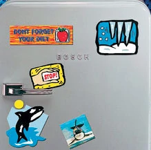 Magnetyczne znaczki łatwo jest umieścić na lodówce lub metalowych drzwiach wejściowych