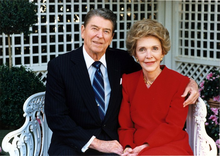 Ronald Reagan był przywódcą Stanów Zjednoczonych przez dwie kadencje, od 1980 do 1988 roku. Był czołową postacią amerykańskich konserwatystów, rozpędził też wyścig zbrojeń ze Związkiem Radzieckim i znacząco wspierał „Solidarność”. 1983 roku nazwał ZSRR 'imperium zła'.
 Obniżył też podatki, by pobudzić gospodarkę. 
Zmarł w 2004 roku. Koszty pogrzebu wzrosły tak ogromnie, ponieważ w dniu żałoby zamknięta została giełda, a pracownicy państwowi dostali dzień wolny. 
Jego trumnę wystawiono na widok publiczny w Kalifornii i Waszyngtonie. Pogrzeb odbył się w Kalifornii, na trasie konduktu Reagana żegnały tysiące ludzi. W uroczystościach wzięło udział ponad 40 przywódców państw, 5 byłych prezydentów USA, Michaił Gorbaczow, Lech Wałęsa.