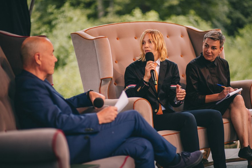 Marieke Lucas Rijneveld (w centrum zdjęcia) podczas tegorocznego festiwalu Góry Literatury