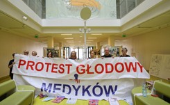 Protest głodowy medyków jeszcze się zaostrzy. 'Strajkujący są szykanowani'