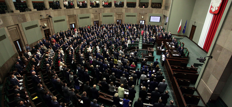 Rośnie PiS-owi, rośnie Platformie, SLD na granicy progu. SONDAŻ poparcia dla partii