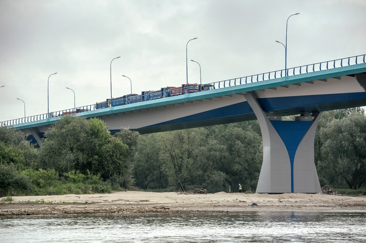 Nowy most jest najważniejszym obiektem inżynierskim na ciągu dróg wojewódzkich, które łączyć mają Lublin z Radomiem i Kielcami.<br><br> fot. (zuz) PAP/Wojciech Pacewicz
