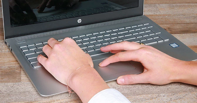 HP ma klawiaturę z dobrym punktem nacisku i dużym gładzikiem.
