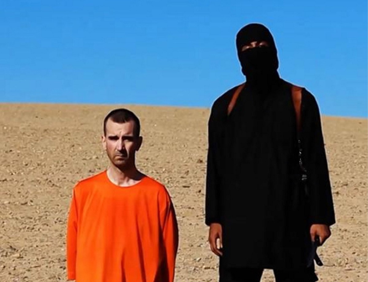 Kadr z filmu z egzekucji Davida Hainesa przez bojowników Państwa Islamskiego, PAP/EPA