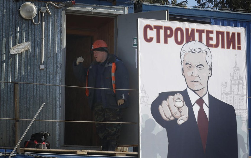 Sergej Sobjanin se može videti nacrtan na posterima širom Moskve