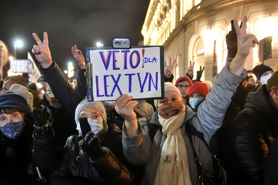 Prezydent Andrzej Duda posłuchał głosu tysięcy osób protestujących przeciw lex TVN na ulicach oraz milionów, które podpisały się pod apelem w obronie TVN i zawetował nowelizację ustawy medialnej. Warszawa, 19 grudnia 2021 r.