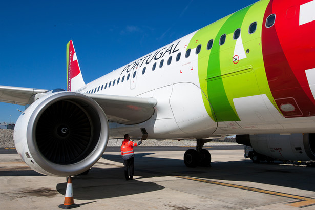 Airbus A319-11 należący do linii lotniczych TAP Portugal na lotnisku w Lizbonie