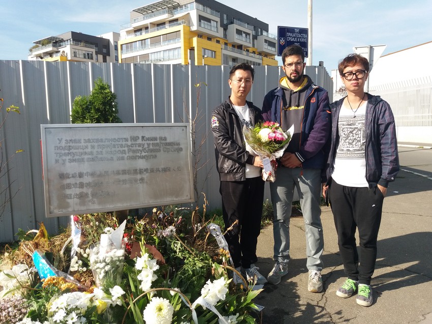 U poseti razrušenoj NATO bombama kineskoj ambasadi na Novom Beogradu