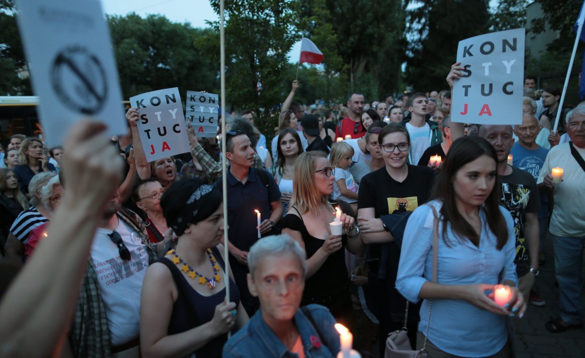 Protest przeciwko ustawie o zmianach w Sadzie Najwyzszym i reformie sadownictwa przed domem Jaroslawa Kaczynskiego