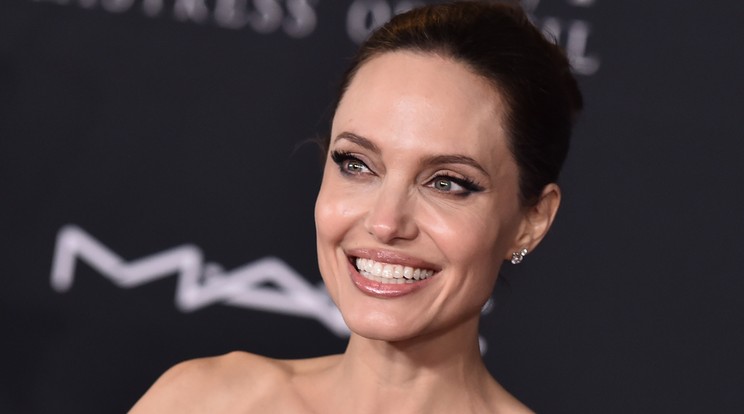 Angelina Jolie és a kétgyermekes anyuka pont úgy néznek ki, mint két tojás /Fotó: Northfoto