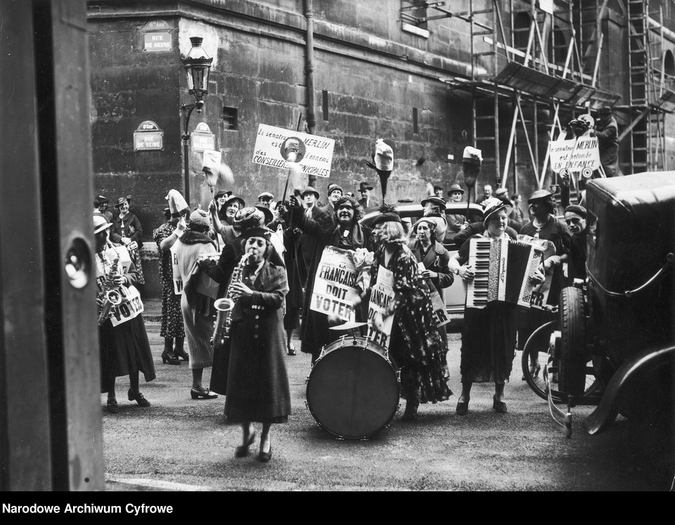 Sufrażystki francuskie grające na instrumentach z transparentami protestują przeciw decyzji senatora Henriego Merlina, który sprzeciwił się nominacji kobiety na członka Rady Municypalnej w 1936 r.