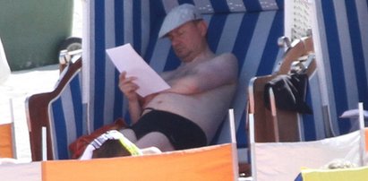 Minister PiS z rodziną na plaży. Tyle płaci za urlop. FOTO