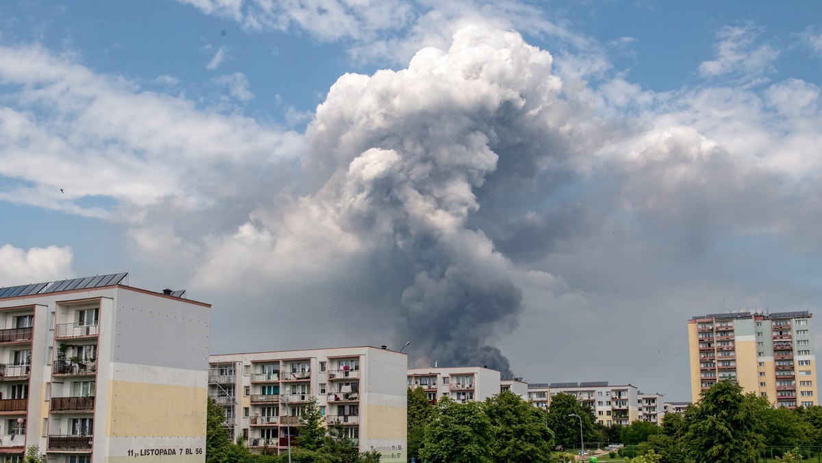 Opanowano ogień na wysypisku śmieci w Zgierzu (Łódzkie). Trwa jego dogaszanie. Na miejscu zdarzenia pojawił się ciężki sprzęt, m.in. spychacze. W akcji nadal bierze udział ok. 250 strażaków.