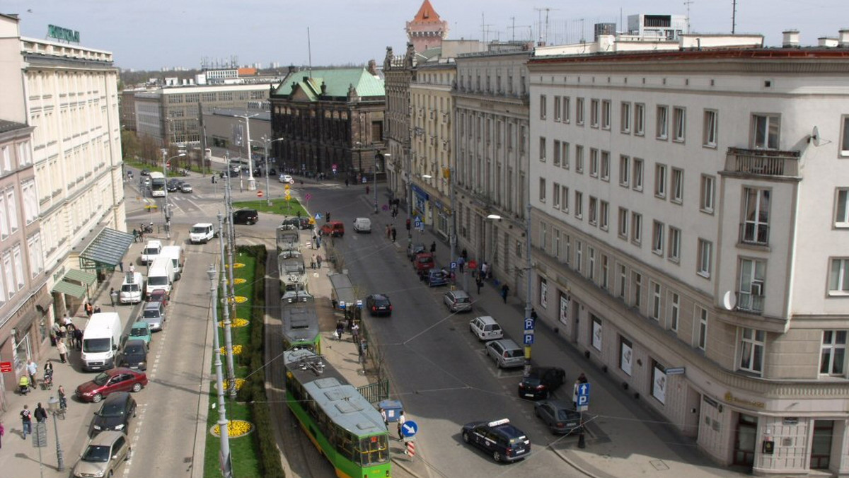 Piesi i kierowcy nie będą już musieli czekać na zielone światło w centrum Poznania. ZDM zdecydował o zlikwidowaniu sygnalizacji świetlnej na skrzyżowaniu Al. Marcinkowskiego i Placu Wolności. Jeśli sprawdzą się testy światła, znikną z kolejnych miejsc.