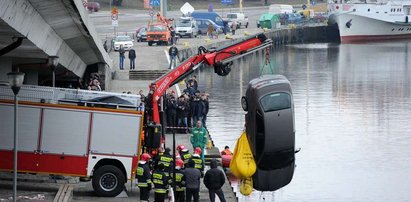 Tragedia w Szczecinie. Samochód wpadł do Odry. ZDJĘCIA