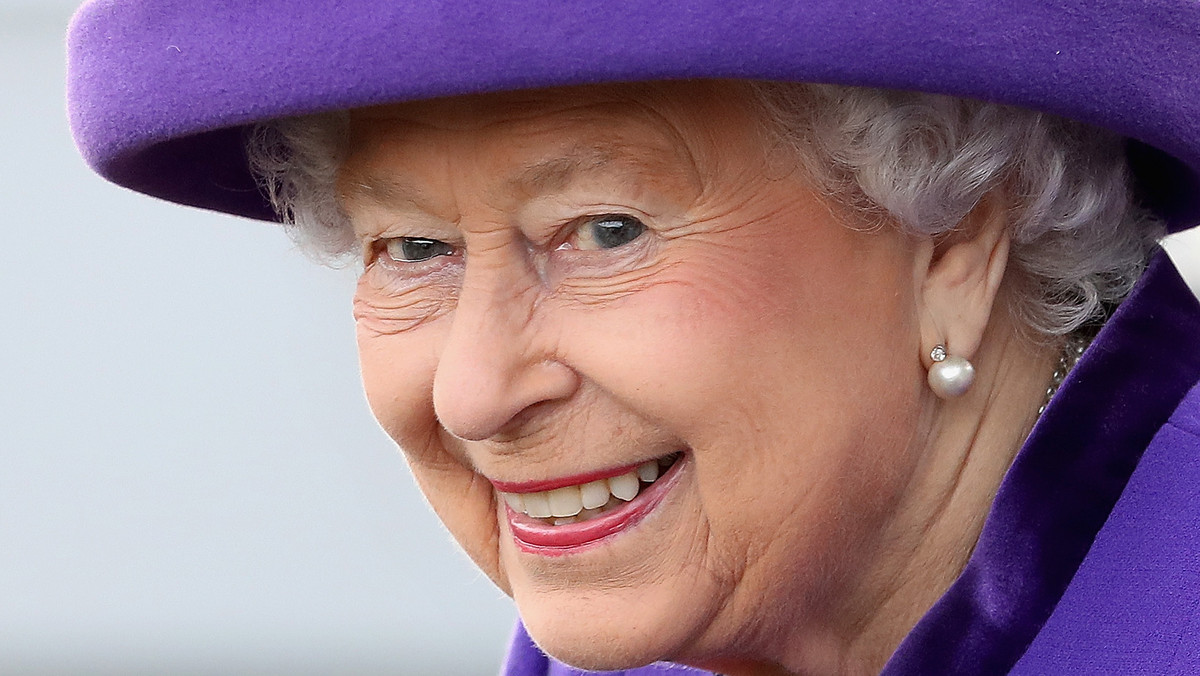 Królowa Elżbieta II, jak co roku, postanowiła zrobić niespodziankę pracownikom Pałacu Buckingham. Z okazji zbliżających się świąt do każdego z nich trafiła tajemnicza paczuszka z kartką z życzeniami. Nie byłoby w tym nic dziwnego, gdyby nie fakt, że prezent od monarchini został zakupiony w... Tesco.