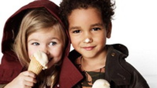 Burberrybe vagy Gucciba öltözzön a gyerek?