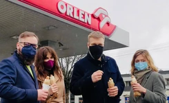 Zandberg z wegańskim hot dogiem na Orlenie. Burza na Twitterze