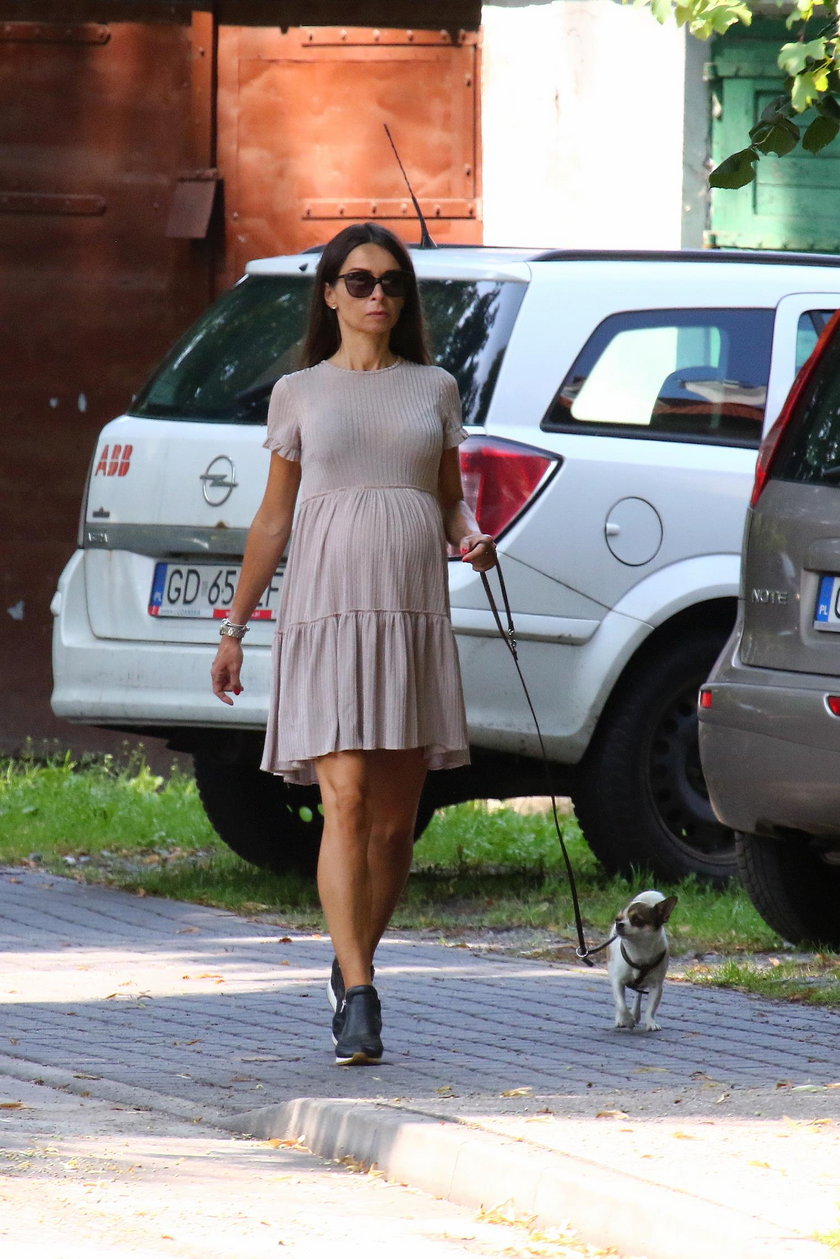 Marta Kaczyńska z brzuszkiem. Relaks na spacerze z psem