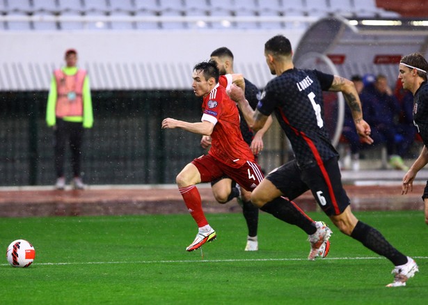 Rosjanin Wiaczesław Karawajew (L) i Chorwat Dejan Lovren (P) podczas meczu grupy H eliminacji mistrzostw świata w Katarze w 2022 r.