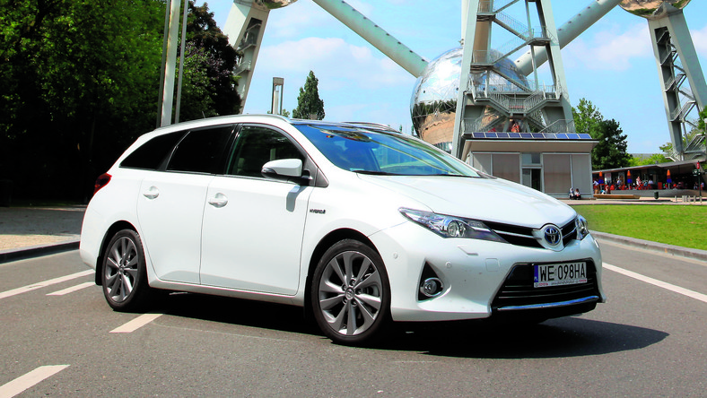 Toyotą Auris Hybrid przez Europę