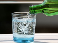 Firma Żywiec Zdrój: Obce substancje wykryto tylko w jednej butelce wody