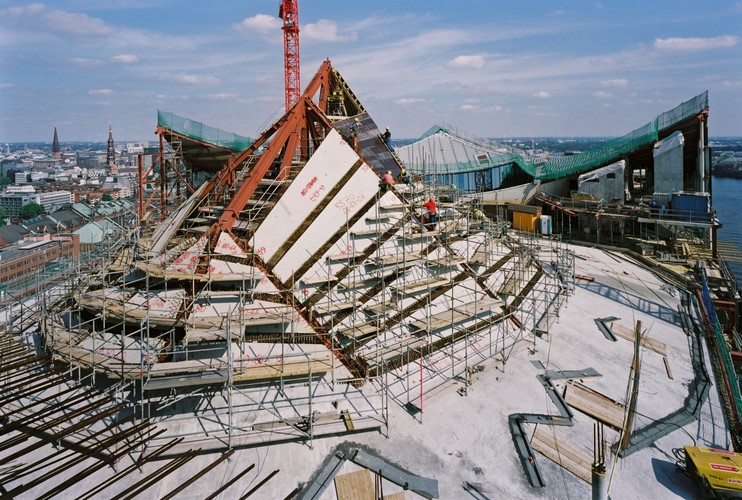 Budowa Elbphilharmonie w Hamburgu, dach, wrzesień 2011. Zdjęcie: © Oliver Heissner