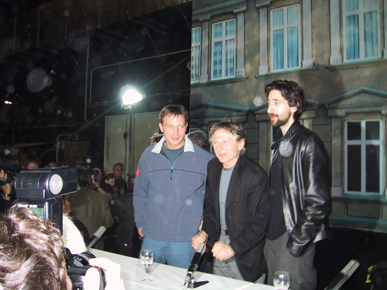 Thomas Kretschmann, Roman Polański i Adrien Brody podczas konferencji prasowej do filmu "Pianista"
