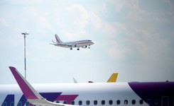 Smutni piłkarze szybko wyszli z lotniska. Długo z kibicami nie rozmawiali [ZDJĘCIA]